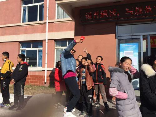 西辛营乡寄宿制学校部分学生受到来自廊坊爱心人士资助