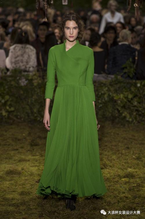 dior的首场高定秀,带来了一系列充满浪漫主义情怀的礼服设计