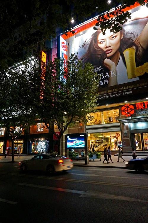 夜色下的街景