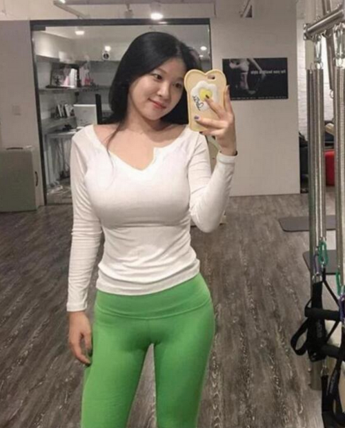 这个紧身裤妹纸肉乎乎的却被很多人尊为女神,吃货们快