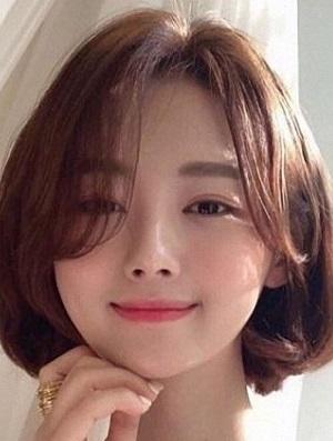 这一款看似简单自然却很时尚的短发非常流行.