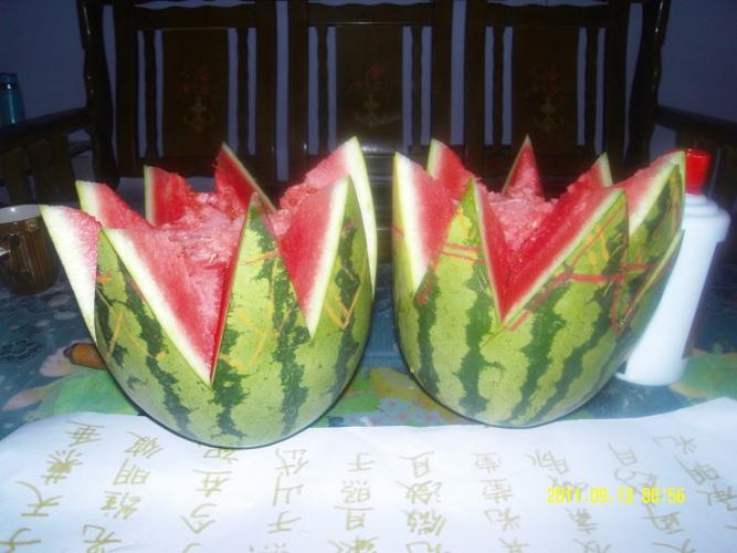 祭品~西瓜:姥姥切的,她说是生平第一次切莲花西瓜.