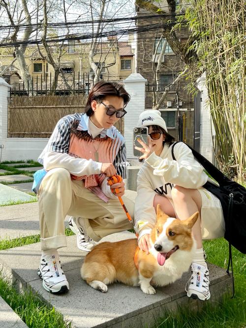 情侣穿搭|出门遛狗居然被街拍了7515_情侣穿搭_遛狗_街拍_穿搭