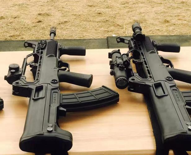 国产95式步枪列装20余年贬多于褒!加装长弓导轨才挽回好感