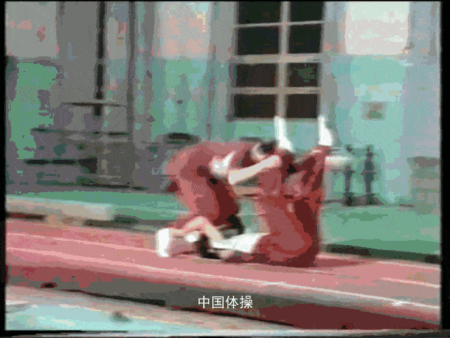 从上往下的前滚翻 站在一定高度的垫子上,手撑地,进行前滚翻练习.