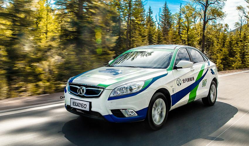 中央的北汽标志和整体相交融,栅格上的蓝色喷漆体现其新能源车的独特