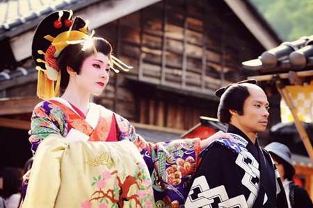 花魁,指中国古代青楼女子中的头牌,或日本江户时代的游女的头牌.