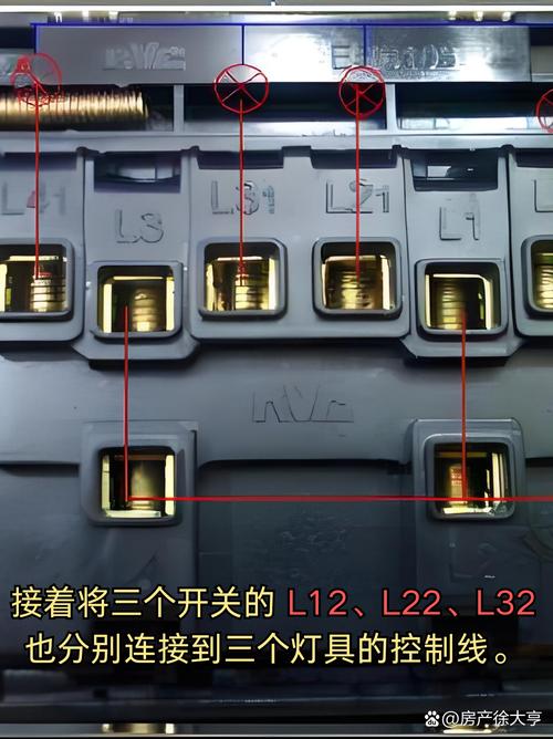三联三控开关接线方法如下:首先准备好三个开关