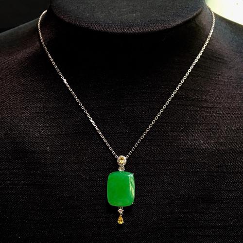 冰种阳绿镶白金钻石锁骨项链翡翠