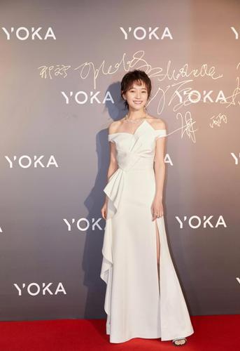 原创焦俊艳黑t搭配紧身裤休闲凌厉,发型利落帅气,网友:好飒!