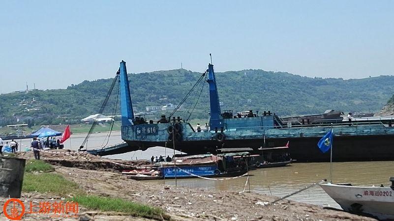 重庆涪陵一艘宜昌滚装船触礁搁浅