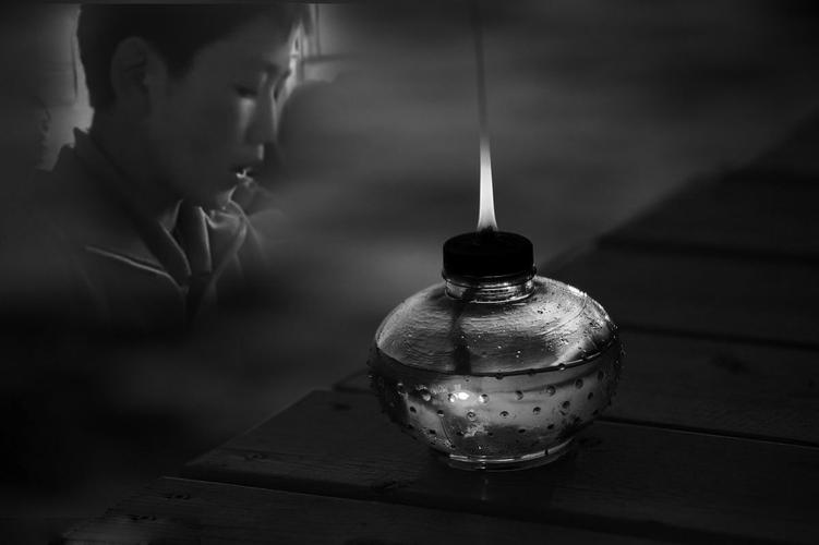 于是,他便成为村小学里最用功的孩子,那盏昏黄的桐油灯经常亮到深夜.