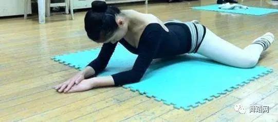 点击上面关注我们吧  开胯练习 地面胯关节练习 趴青蛙 重点