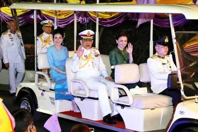 苏提达和诗妮娜出行!木偶纹和法令纹太苍老,2人同框泰