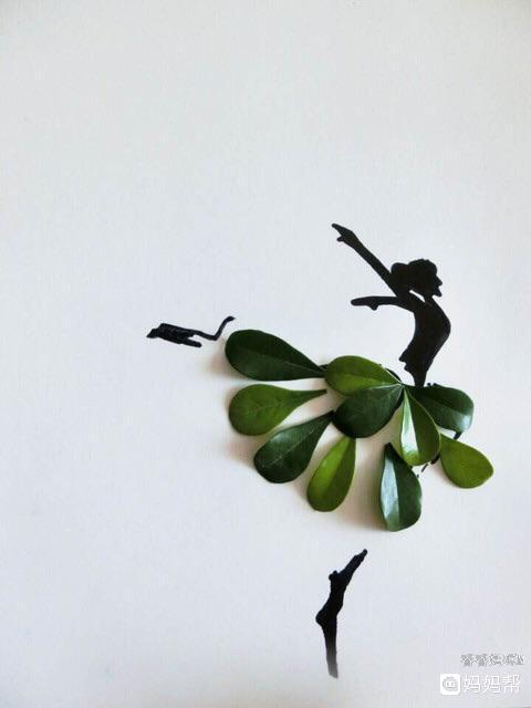 首先,找一张白色a4纸,然后用笔画一个跳舞的女孩.