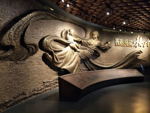 迎面而来的是一副象征着客家文化的图纹