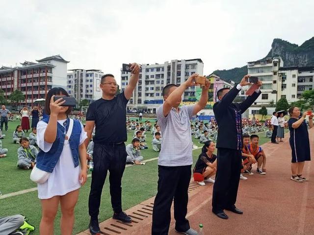 施秉民族中学是县建制的初级中学,其"民族"之定位"注定"了该校对民族