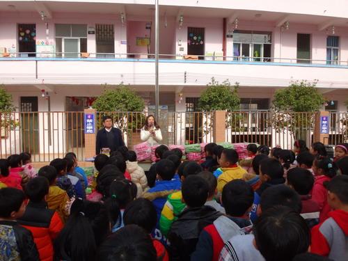 荔湾区广雅小学举行"手拉手献真情,心连心同成长"活动