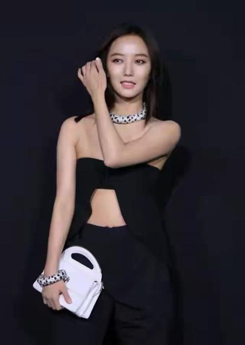 有一种美丽叫王珞丹,穿抹胸上衣剪个洞,不仅不俗还更好看