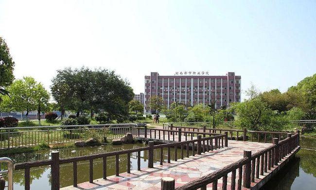 创建于1981年的它,是由湖南信息管理专修学院更名而来的,学校占地面积
