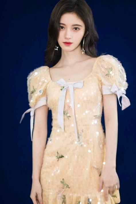 长发飘飘,身着黄色连衣裙,这样的鞠婧祎好美,头发稍