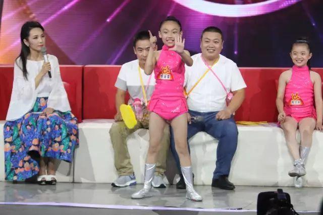 10岁女孩带领管彤,绿泡泡,扎西顿珠,傅琰东齐上台学