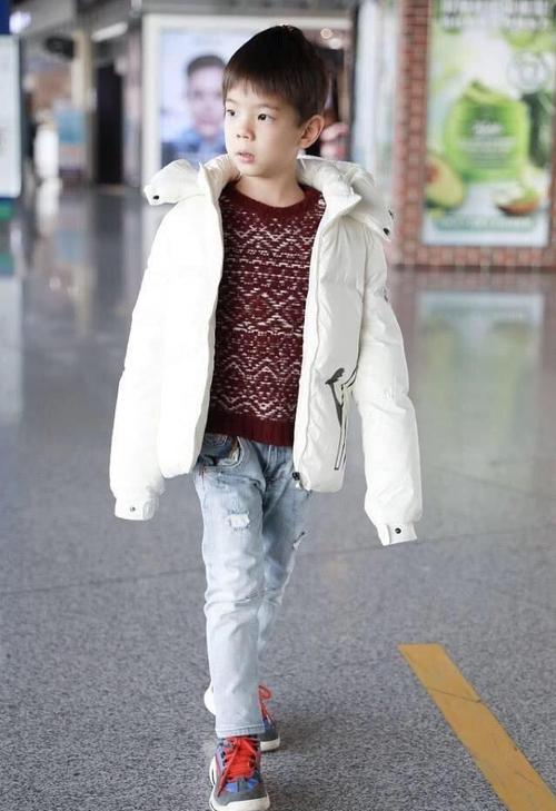 杜江霍思燕带娃走机场齐穿羽绒服认真过冬嗯哼门牙缺失超可爱