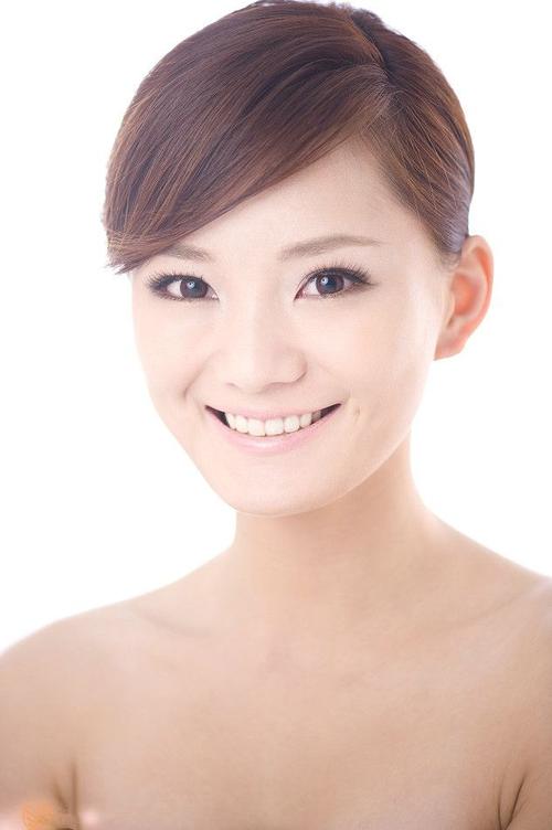 馨子,本名楼安琪,1985年11月30日出生于上海,从小就练声乐,在众多歌唱