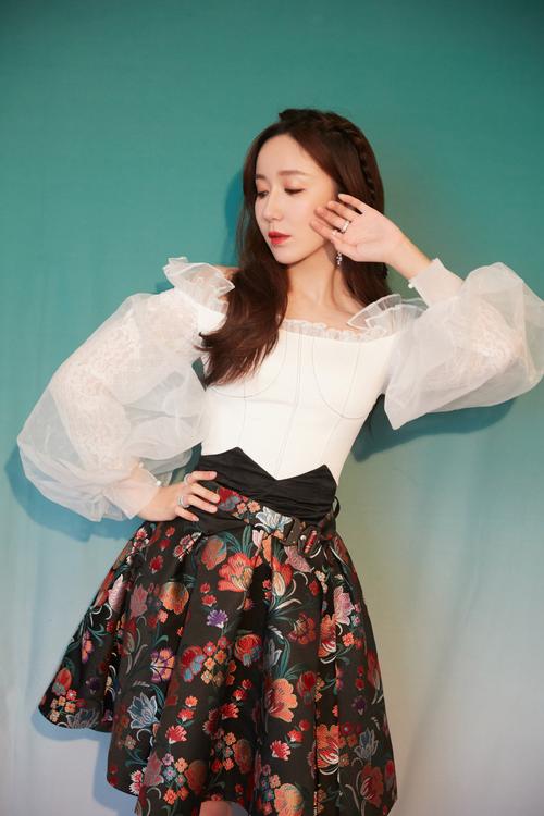 娄艺潇性感露肩白衣写真图片120