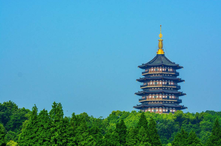 雷峰塔景色迷人,神秘色彩浓重,值得人们观赏!