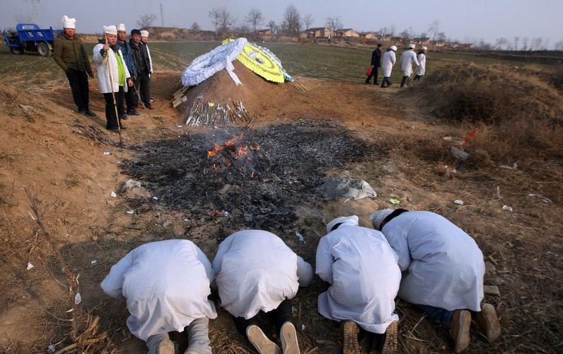 农村俗语:"坟后有坑绝人丁,白虎垂头少男愁",啥意义?