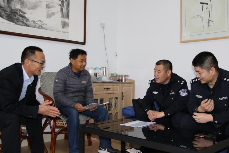 接下来,广饶县公安局陈官派出所,广饶县陈官镇中心小学共同签署