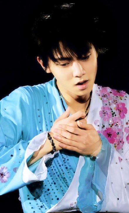 紫藤花开!羽生结弦的"花衬衫衣柜"再添新品!只有他能穿!