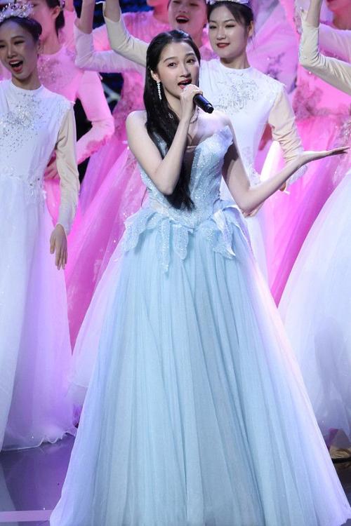 关晓彤又又又出错了一袭红色开叉长裙肩宽腰粗整个人还是好壮