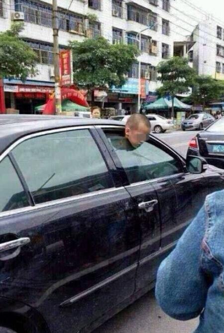 福建一母亲买菜将儿子留车上致其头卡车窗(图)