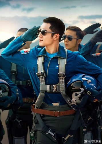 威风凛凛的空军飞行员,韩东君 太适合演军人角色啦!空军制服真的可!