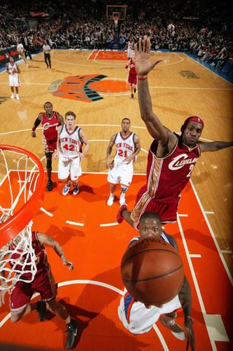 求一张詹姆斯在骑士时隔人盖帽