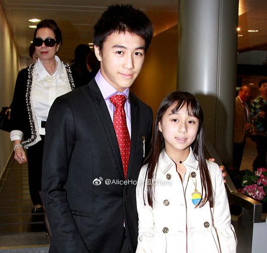 原创何超盈孕肚写真亮点多,小妹何超欣变化大,身材曼妙女人味激增