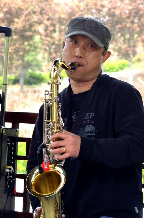 演奏回家的萨克斯业余歌手
