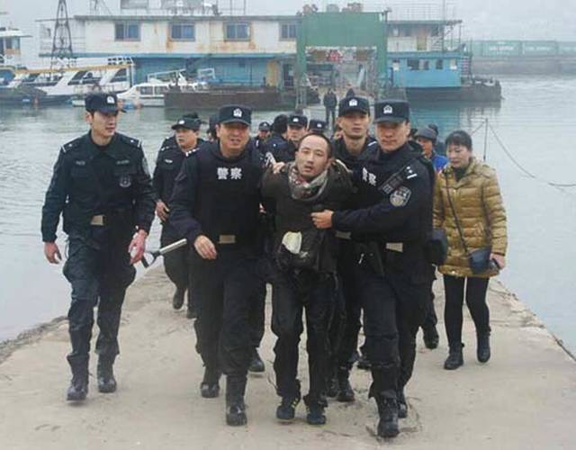 凶手在大南门轮渡码头被警察发现,刑警,交警与当地群众加入追赶凶手的