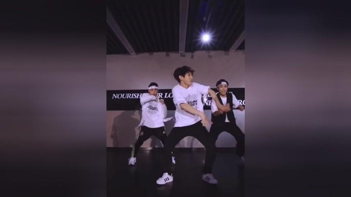 我跟韩老板还有高泰送给大家一直帅气的舞蹈@韩宇531