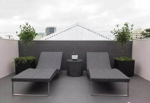 买到这样的顶楼房真倒霉,露台女儿墙高度1米8,不能改低好头疼