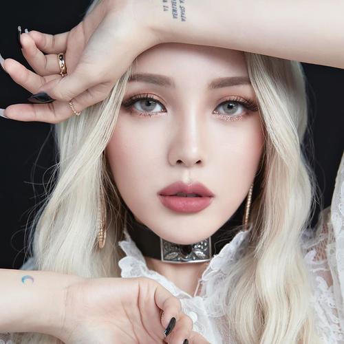 曾是2ne1御用化妆师的她现在过得怎么样?