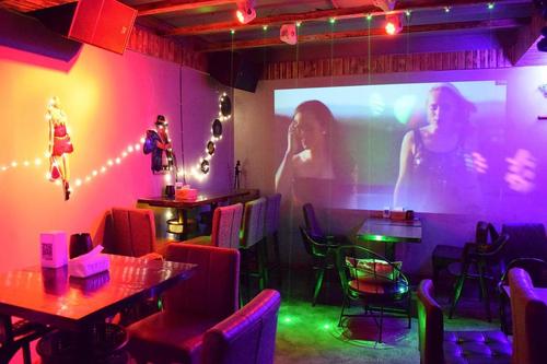 相差13岁的拉拉情侣在长沙开了家les酒吧