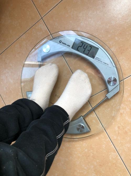 我突然发现,每个称上面都会注明最大称量的重量,这个体重称最大能称出