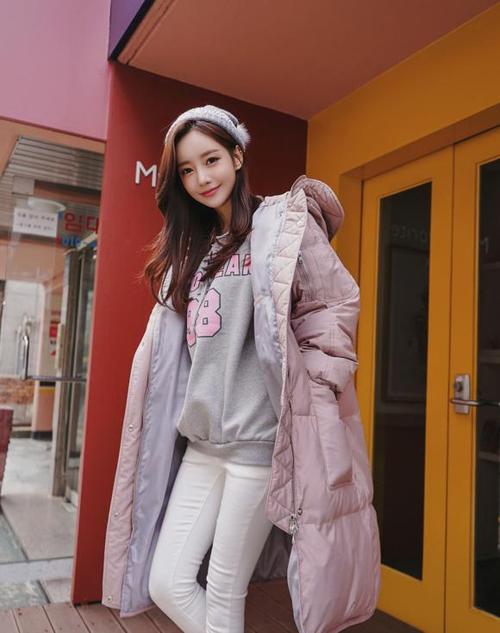 孙允珠时尚穿搭:糖蓬松果莓色软萌羽绒衣