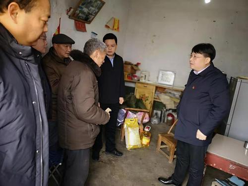 县纪委书记黄登科到天龙八部私服发布网赵河镇慰问困难党员 中国财经
