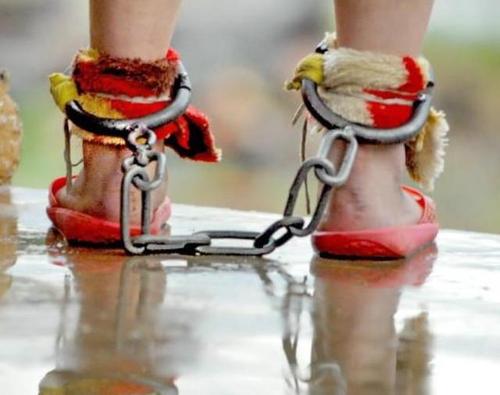 女犯人戴着脚镣,是怎样换衣服的?美女囚犯一不小心说