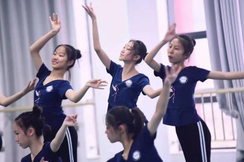 舞蹈很美,可跳舞的女孩却更美! —— 记南雅中学舞蹈队