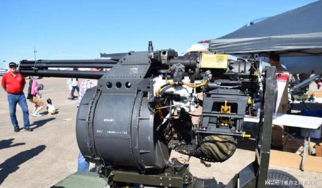 六管加特林航空机炮每分钟射速6000发霎时把坦克打成筛子